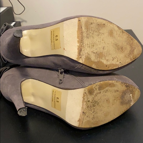 Grey suede ankle booties with back bow - Picture 8 of 8